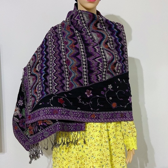 VINTAGE SCARF/WRAP - Picture 2 of 9